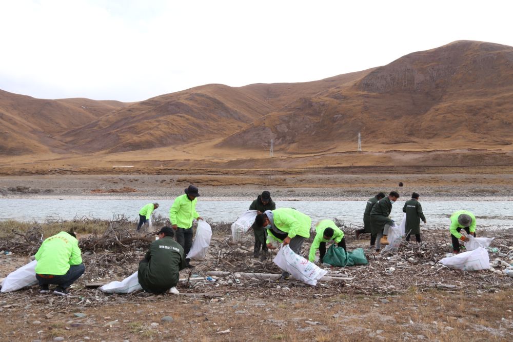 2020年7月11日，三江源国家公园治多生态环保协会的志愿者在清理垃圾。