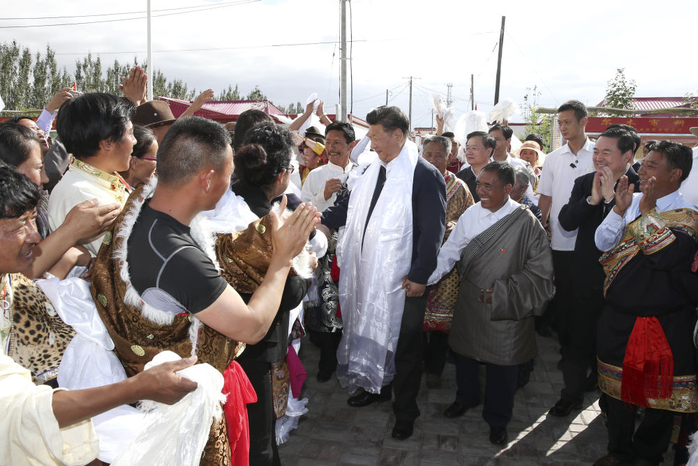 2016年8月22日下午，习近平在青海海西蒙古族藏族自治州格尔木市唐古拉山镇长江源村考察调研。