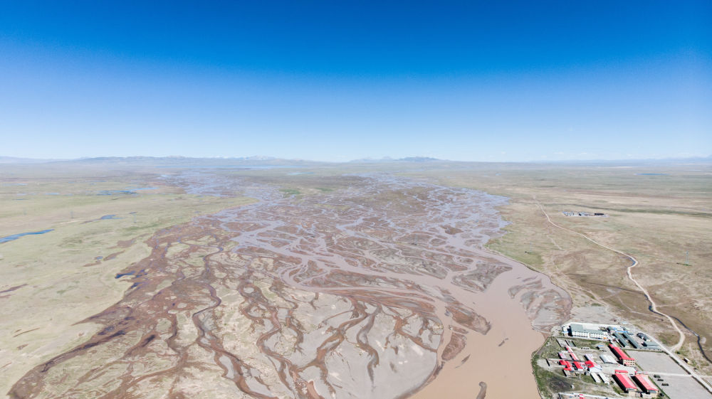 这是位于青海省格尔木市唐古拉山镇的长江正源沱沱河（2019年8月9日摄，无人机照片）。