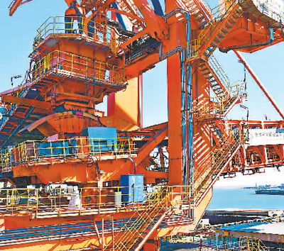 为保燃煤发电、民生用电用暖，国家能源集团黄骅港务公司近日加强组织煤炭运输，自10月1日至11月11日，黄骅港煤炭下水量2217万吨。图为黄骅港煤炭港区，装船机正在作业。苑立伟摄（人民视觉）