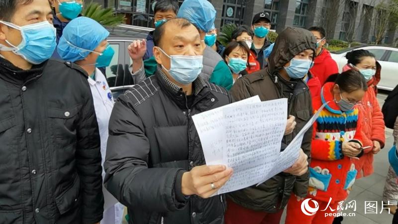 陈先生手持感谢信难掩激动。韩基琛 摄