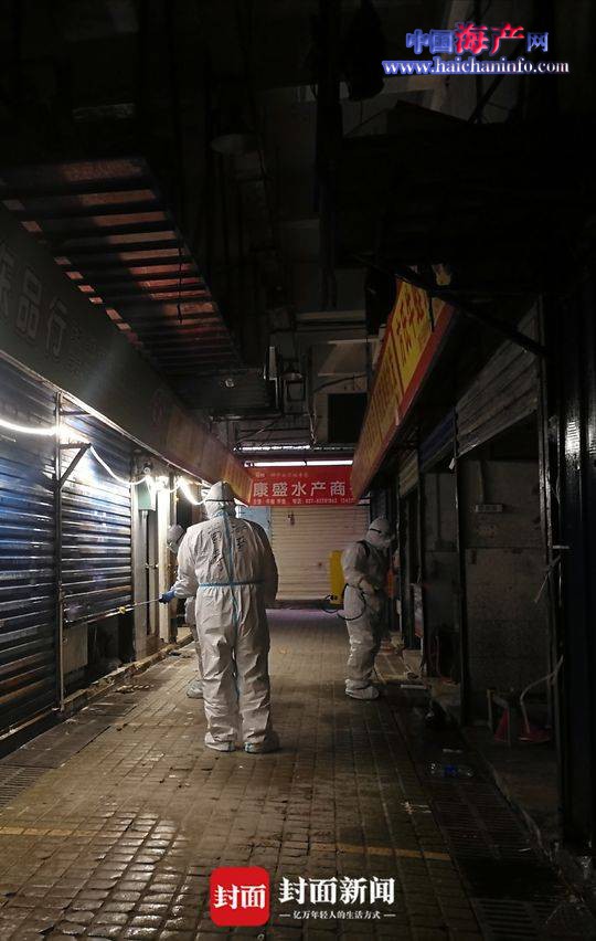 消杀人员在市场西区展开消毒作业。